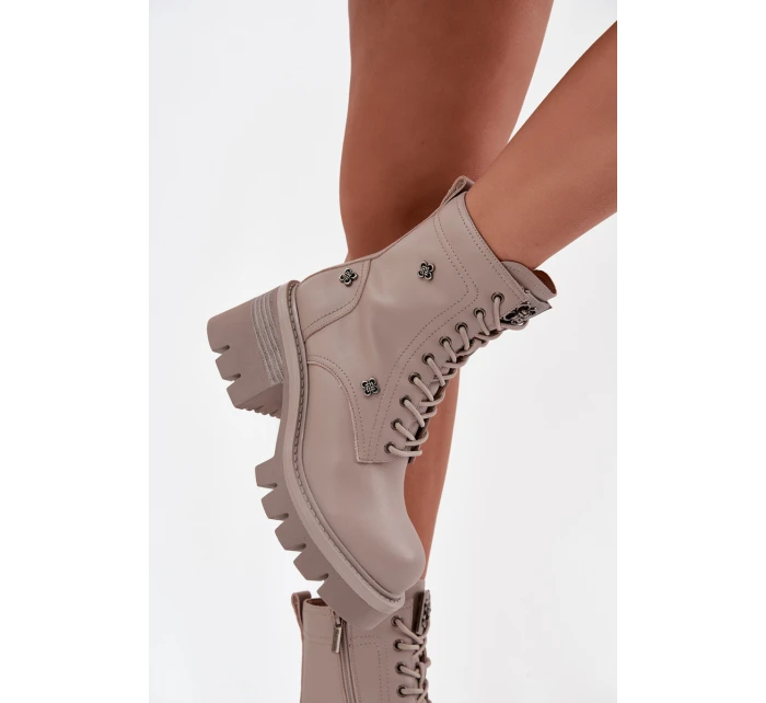 Dámské kožené workery na podpatku s ozdobnými připínáčky Artiker – béžové Dámské kožené workery na podpatku s ozdobnými připínáčky Artiker – béžové