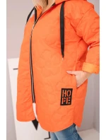 Dámská bunda Plus Size prošívaná s kapucí a nápisem HOPE oranžová Dámská bunda Plus Size prošívaná s kapucí a nápisem HOPE oranžová
