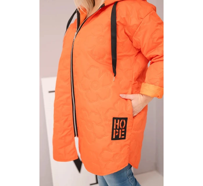 Dámská bunda Plus Size prošívaná s kapucí a nápisem HOPE oranžová Dámská bunda Plus Size prošívaná s kapucí a nápisem HOPE oranžová