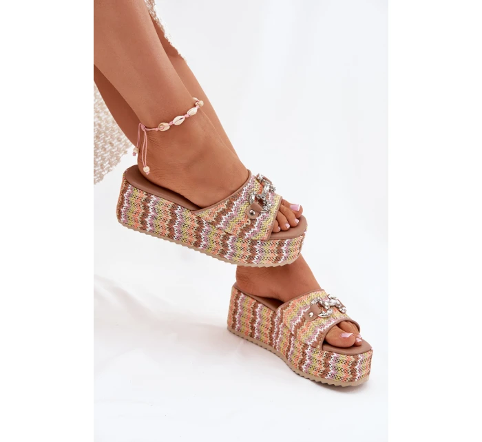Dámské Sandały Na Klínu S Pletením A Ozdobou Multikolor Isolene Dámské Sandały Na Klínu S Pletením A Ozdobou Multikolor Isolene