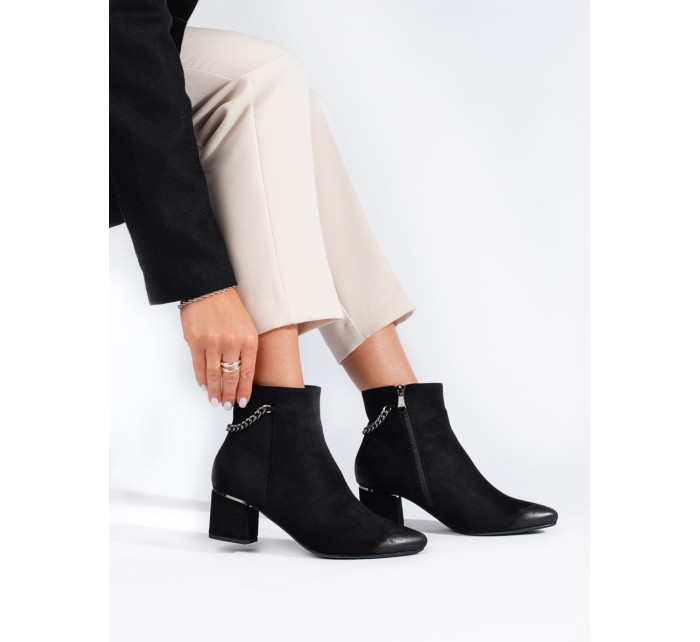 Zajímavé  kotníčkové boty dámské černé na širokém podpatku