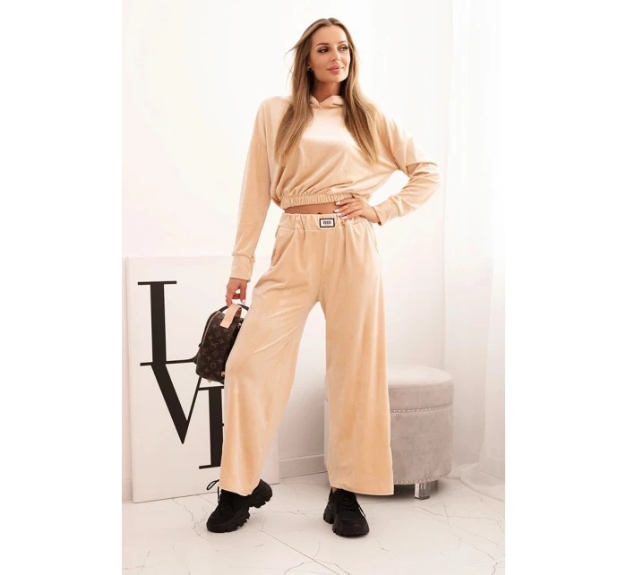 Dámská souprava z veluru se širokými nohavicemi a mikinou s kapucí béžová Dámská souprava z veluru se širokými nohavicemi a mikinou s kapucí béžová
