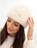 Dámská čepice model 22554965 s příměsí viskózy a ozdobou světle béžová - K-Fashion Dámská čepice model 22554965 s příměsí viskózy a ozdobou světle béžová - K-Fashion