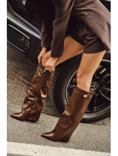 Dámské kozačky z eko kůže s lemem na podpatku hnědé model 21710062 - Boto