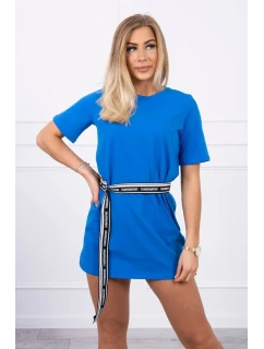 Šaty s ozdobným pruhem chrpově modré barvy