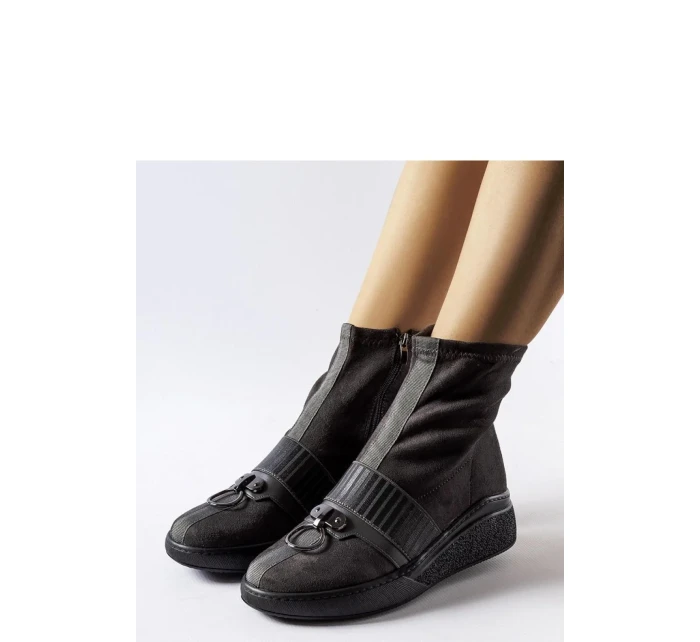 Boty na klínovém podpatku model 206514 Solea Boty na klínovém podpatku model 206514 Solea