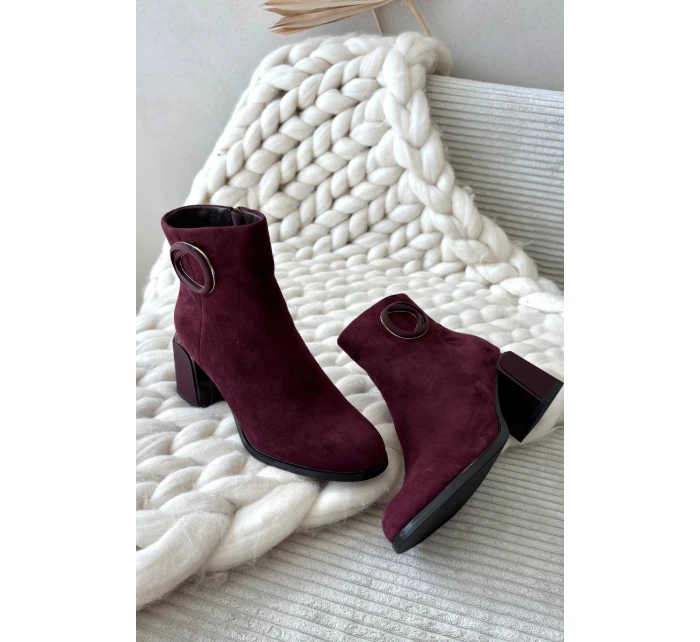 Semišové kotníčkové boty na podpatku s vyztuženým detailem Artiker 57C0016 bordó