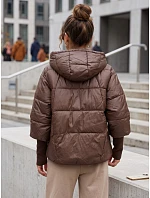 Krótka kurtka damska pikowana z kapturem brązowa model 22341011 - FashionStreet Krótka kurtka damska pikowana z kapturem brązowa model 22341011 - FashionStreet