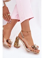Průhledné sandály na podpatku s krystaly model 22102714 zlaté - VINCEZA Průhledné sandály na podpatku s krystaly model 22102714 zlaté - VINCEZA