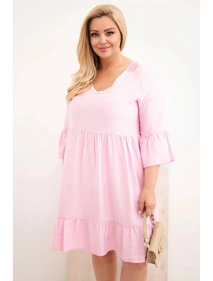 Dámské šaty Plus Size z viskózy s ažurovým zdobením bonbónově růžová Dámské šaty Plus Size z viskózy s ažurovým zdobením bonbónově růžová