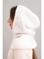 Dámská čepice s kapucí a pleteným vzorem bílá
