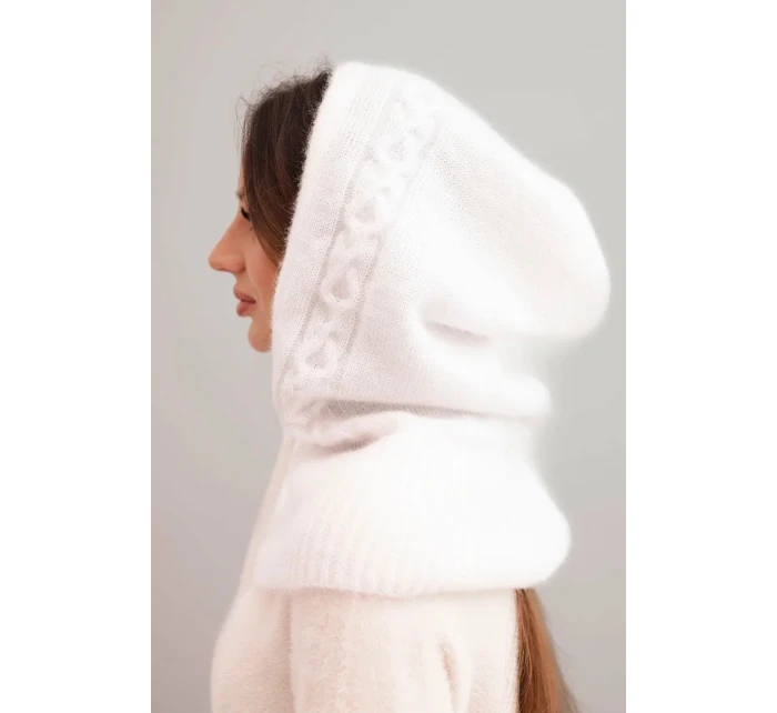 Dámská čepice s kapucí a pleteným vzorem bílá