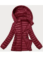 Dámská prošívaná bunda ve vínové bordó barvě s kapucí model 20840778 - J.STYLE Dámská prošívaná bunda ve vínové bordó barvě s kapucí model 20840778 - J.STYLE