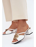 Kožené dámské sandály na podpatku s květinou bílé model 22140994 - Boto
