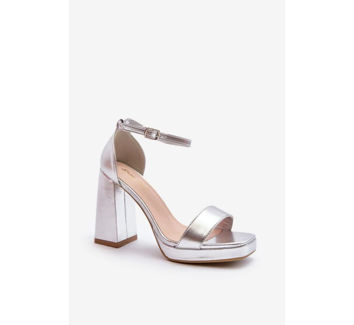 Moderní zamszové sandálky na čtvercovém podpatku stříbrné Merila Moderní zamszové sandálky na čtvercovém podpatku stříbrné Merila