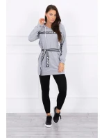 Šaty zdobené stuhou s nápisem šedá