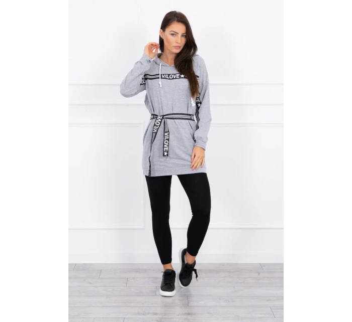 Šaty zdobené stuhou s nápisem šedá