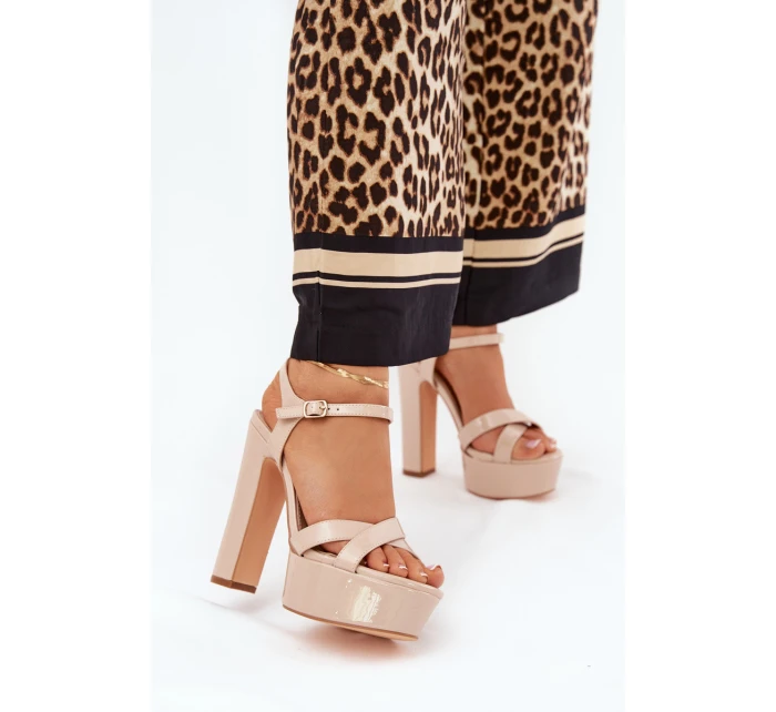 Dámské sandály na vysokém podpatku a platformě lakované béžové model 21688893 - Boto