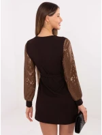 Šaty MI SK 67634.99 tmavě hnědé Šaty MI SK 67634.99 tmavě hnědé