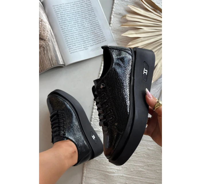 Dámské kožené lakované polobotky na platformě Artiker – černé