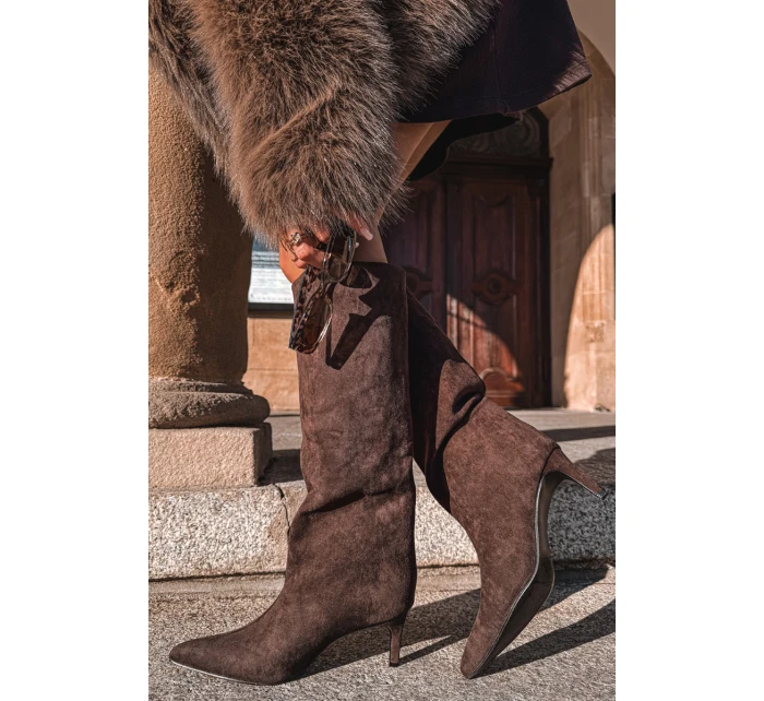 Dámské kozačky z eko semiše nazouvací na podpatku čokoládové model 21770283 - Boto Dámské kozačky z eko semiše nazouvací na podpatku čokoládové model 21770283 - Boto