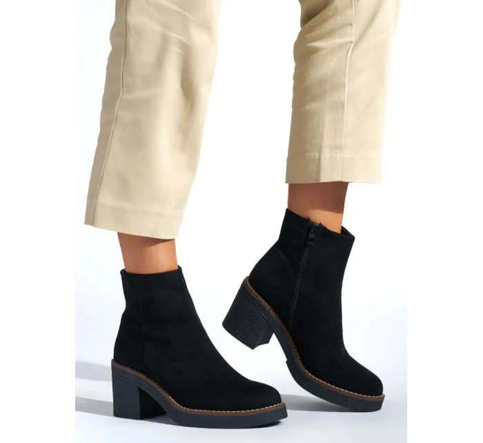 Originální černé dámské kotníčkové boty na širokém podpatku Originální černé dámské kotníčkové boty na širokém podpatku