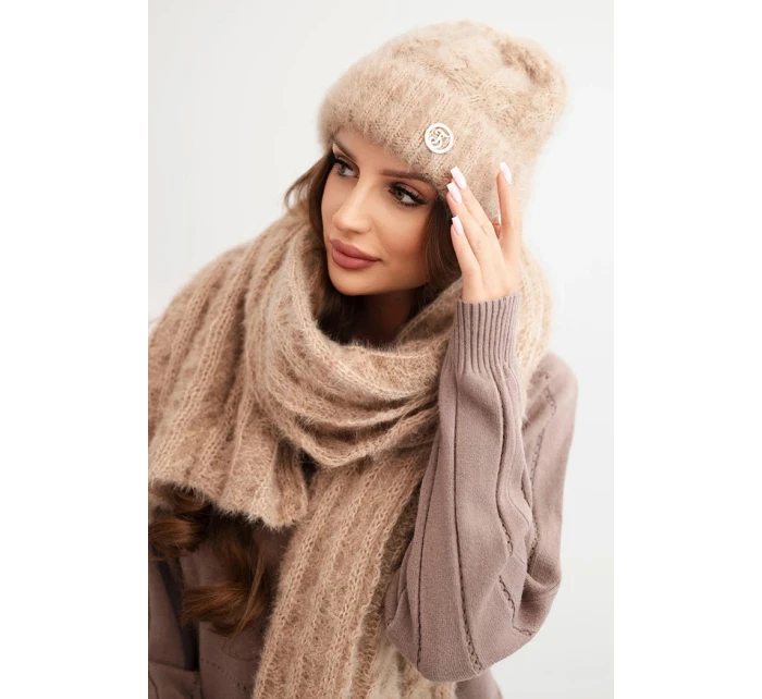 Dámská souprava čepice a šálu s proužkem s ozdobou camelový