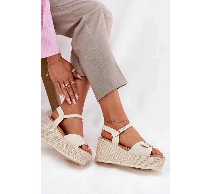 Dámské sandály na klínu s přezkou béžové model 21696184 - Boto Dámské sandály na klínu s přezkou béžové model 21696184 - Boto