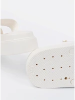 Praktické bílé  nazouváky dámské platforma