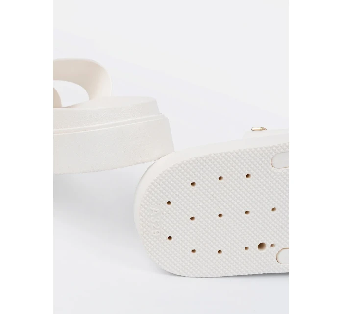 Praktické bílé  nazouváky dámské platforma