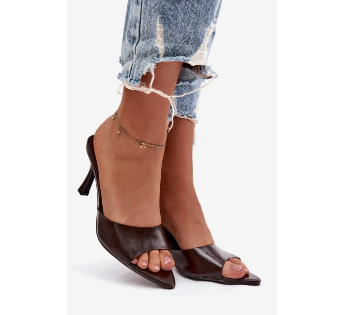 Lakované dámské nazouváky na podpatku čokoládové model 21918908 - Boto Lakované dámské nazouváky na podpatku čokoládové model 21918908 - Boto