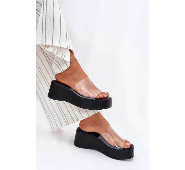 Dámské pantofle s páskem na klínu černé model 21696443 - Boto