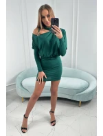 Šaty se zdobením na ramenou tmavě zelené