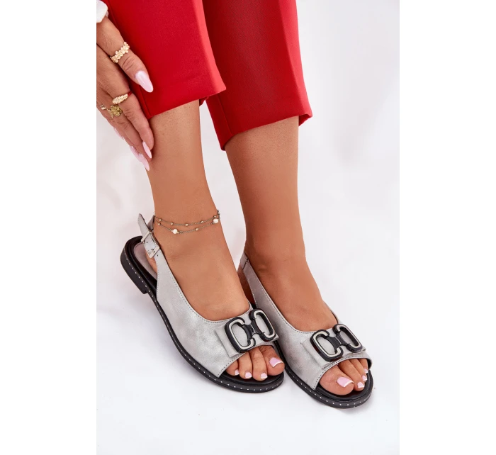 Ploché sandály s ozdobou z eko kůže stříbrné model 21692884 - Boto Ploché sandály s ozdobou z eko kůže stříbrné model 21692884 - Boto