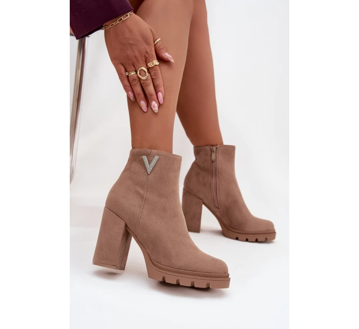 Dámské kotníkové boty s izolací na klínku s ozdobným detailem béžové Briella Dámské kotníkové boty s izolací na klínku s ozdobným detailem béžové Briella