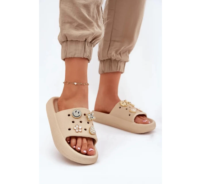 Dámské pěnové pantofle s ozdobnými připínkami Vinceza – béžové