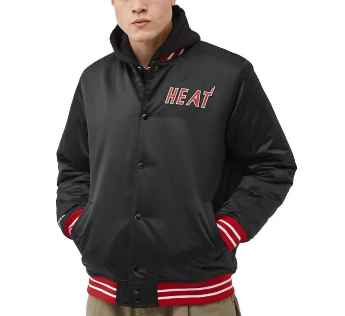 Mitchell & Ness NBA Heavyweight Satin Jacket Miami Heat M OJBF3413-MHEYYPPPBLCK pánské provedení Mitchell & Ness NBA Heavyweight Satin Jacket Miami Heat M OJBF3413-MHEYYPPPBLCK pánské provedení
