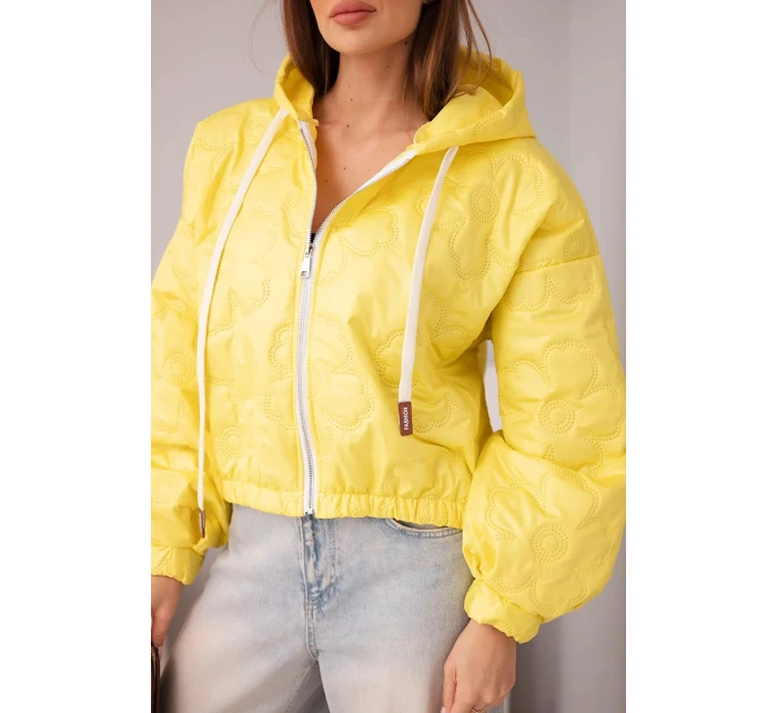 Dámská prošívaná bunda s kapucí a ozdobným květinovým model 21998368 žlutá - K-Fashion