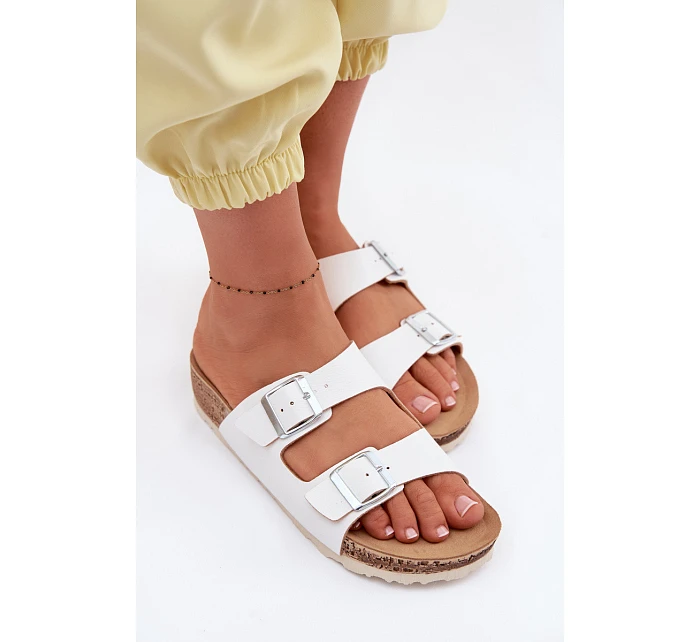 Dámské pantofle s přezkami model 22094917 Bílé - Inblu Dámské pantofle s přezkami model 22094917 Bílé - Inblu