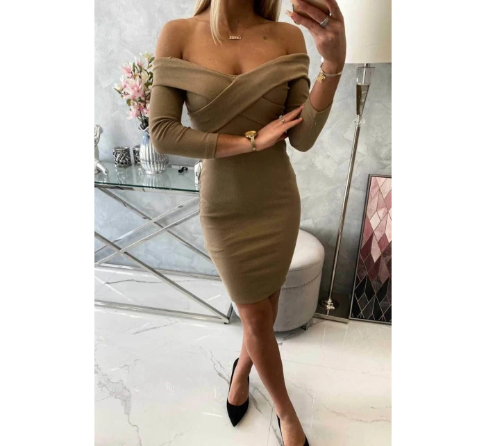 Přiléhavé šaty s výstřihem do V camel Přiléhavé šaty s výstřihem do V camel