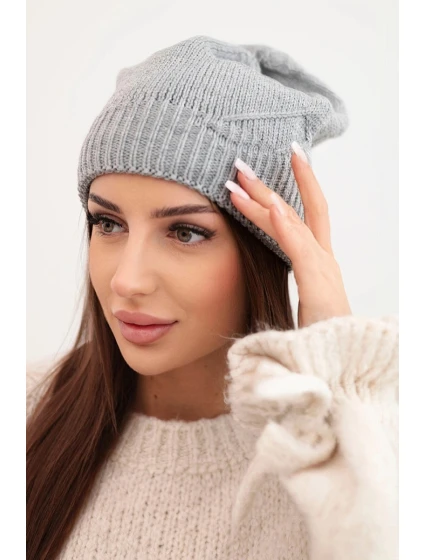 Dámská zimní klasická čepice s jemným vzorem model 21878043 šedá - K-Fashion Dámská zimní klasická čepice s jemným vzorem model 21878043 šedá - K-Fashion
