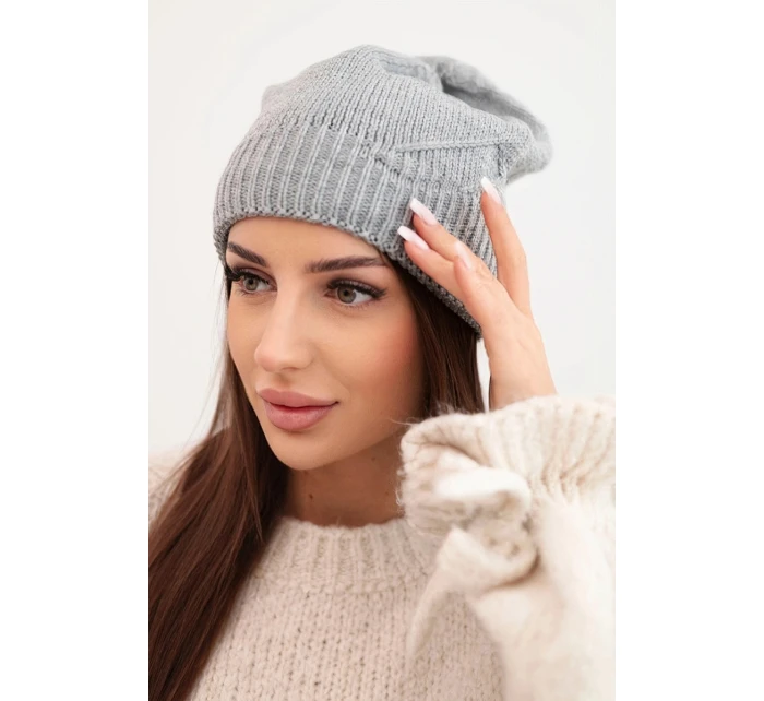 Dámská zimní klasická čepice s jemným vzorem model 21878043 šedá - K-Fashion Dámská zimní klasická čepice s jemným vzorem model 21878043 šedá - K-Fashion