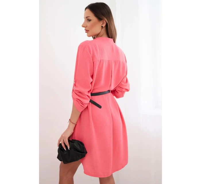 Šaty s delším zadním dílem a páskem malinová