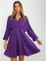 Tmavě fialové vzdušné šaty s výstřihem od Zayna