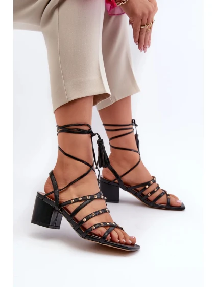 Šněrovací sandály na nízkém podpatku zdobené černými cvočky Chrisele Šněrovací sandály na nízkém podpatku zdobené černými cvočky Chrisele