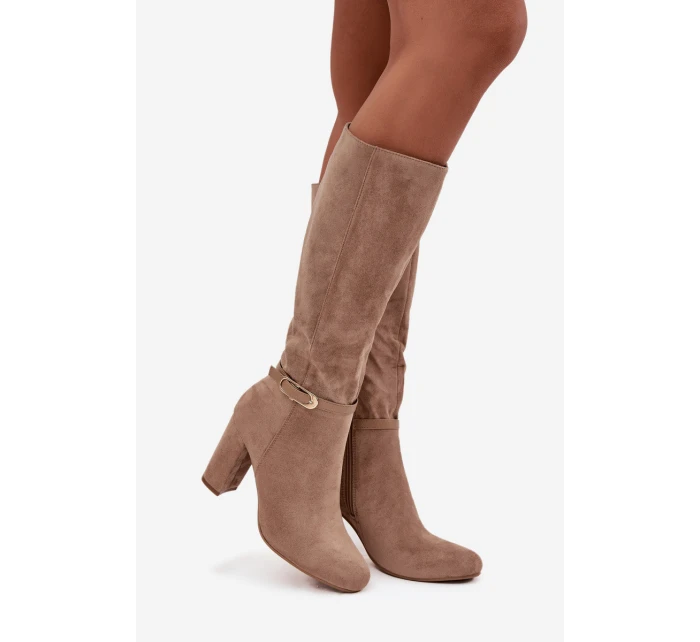 Dámské zateplené kozačky na sloupkovém podpatku se zlatou přezkou Seraphine – béžové Dámské zateplené kozačky na sloupkovém podpatku se zlatou přezkou Seraphine – béžové