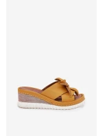 Kožené dámské sandály na klínovém podpatku s ozdobným květem Artiker 52C0504 žluté Kožené dámské sandály na klínovém podpatku s ozdobným květem Artiker 52C0504 žluté