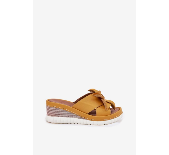 Kožené dámské sandály na klínovém podpatku s ozdobným květem Artiker 52C0504 žluté Kožené dámské sandály na klínovém podpatku s ozdobným květem Artiker 52C0504 žluté