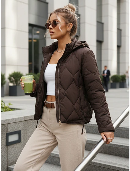 Kurtka damska przejściowa pikowana z kapturem brązowa model 22102043 - FashionStreet