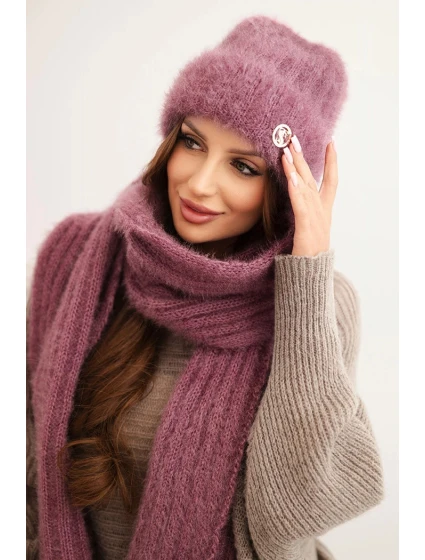 Dámský komplet čepice a model 21800777 šály z měkké příze tmavě růžový - K-Fashion Dámský komplet čepice a model 21800777 šály z měkké příze tmavě růžový - K-Fashion